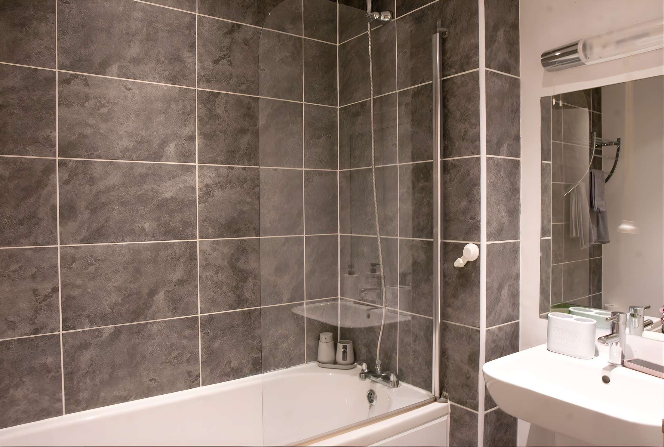 River Side 3 Bed 2 Bath Apartments- Free Parking