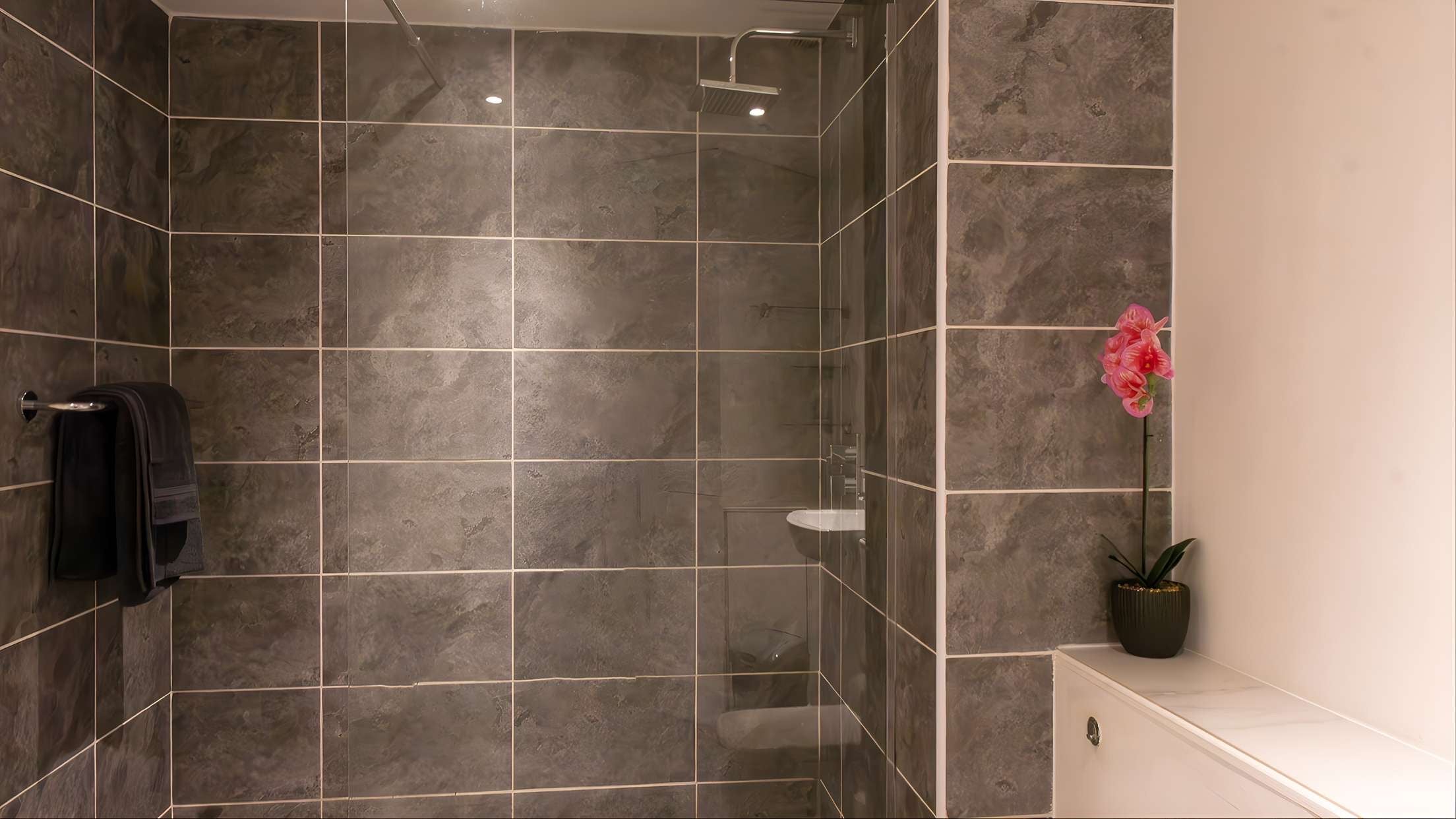 River Side 3 Bed 2 Bath Apartments- Free Parking